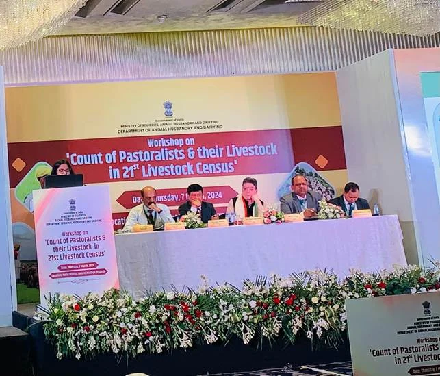 21वीं पशुधन गणना में चरवाहों की गिनती पर इंदौर कार्यशाला के बैनर के सामने बैठे प्रतिभागी