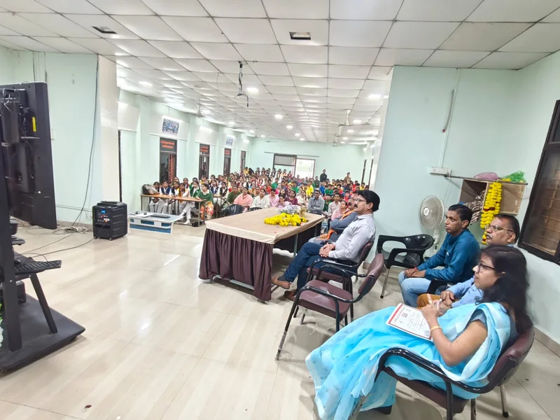 मेहनत और प्रतिभा का सम्मान, लोकेंद्र और याशी को मिली ई-स्कूटी