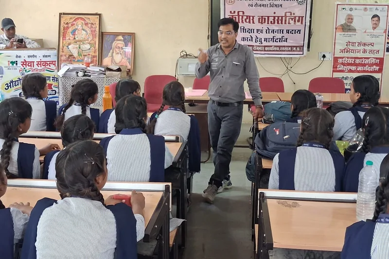 सेवा संकल्प अभियान के तहत 200 छात्राओं ने किया औद्योगिक भ्रमण