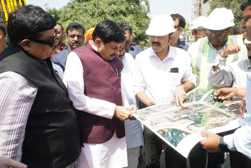 मुख्यमंत्री डॉ यादव ने लोक निर्माण विभाग द्वारा निर्मित की जा रही सड़क का निरीक्षण किया