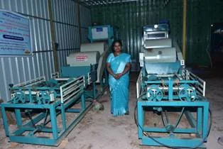 नारियल की भूसी से उद्यम तक: नारियल का रेशा ग्रामीण जीवन को कैसे बदल रहा है
